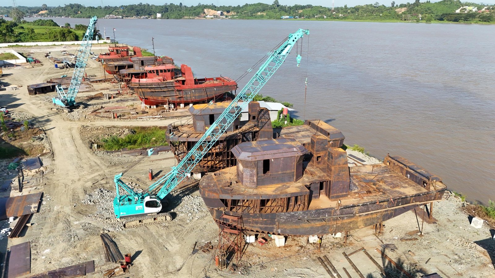 Panorama galangan kapal PT. Anggana Jaya Abadi dengan crawler crane dan kapal dalam proses konstruksi